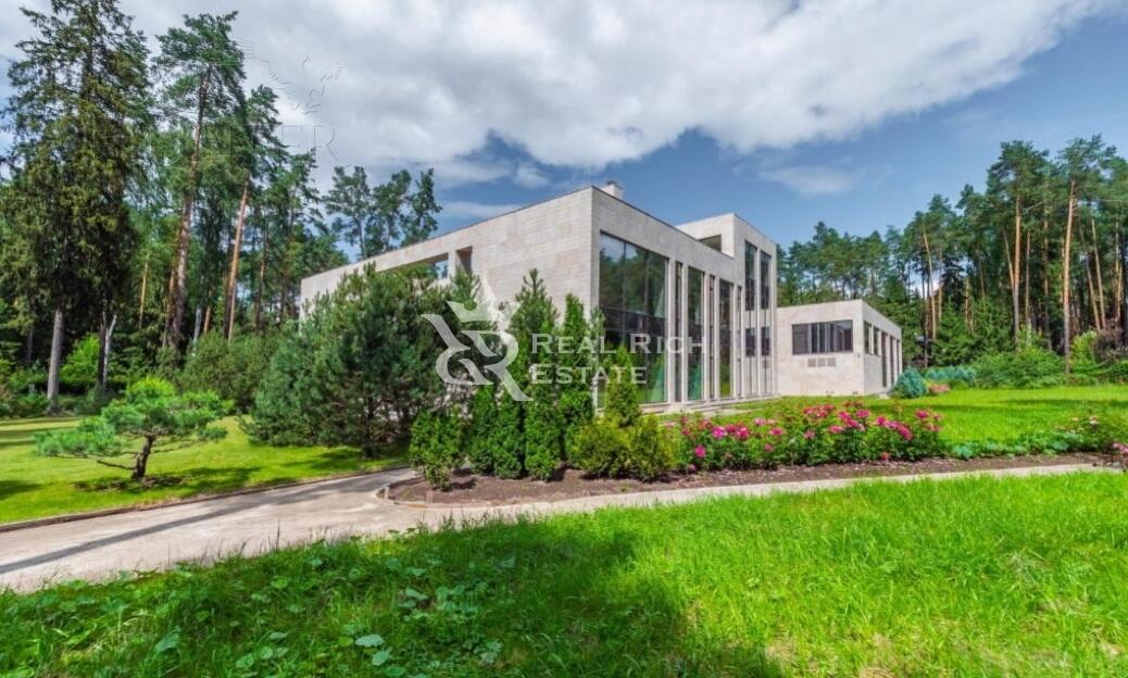 2-этажный коттедж 2 200 м² с отделкой