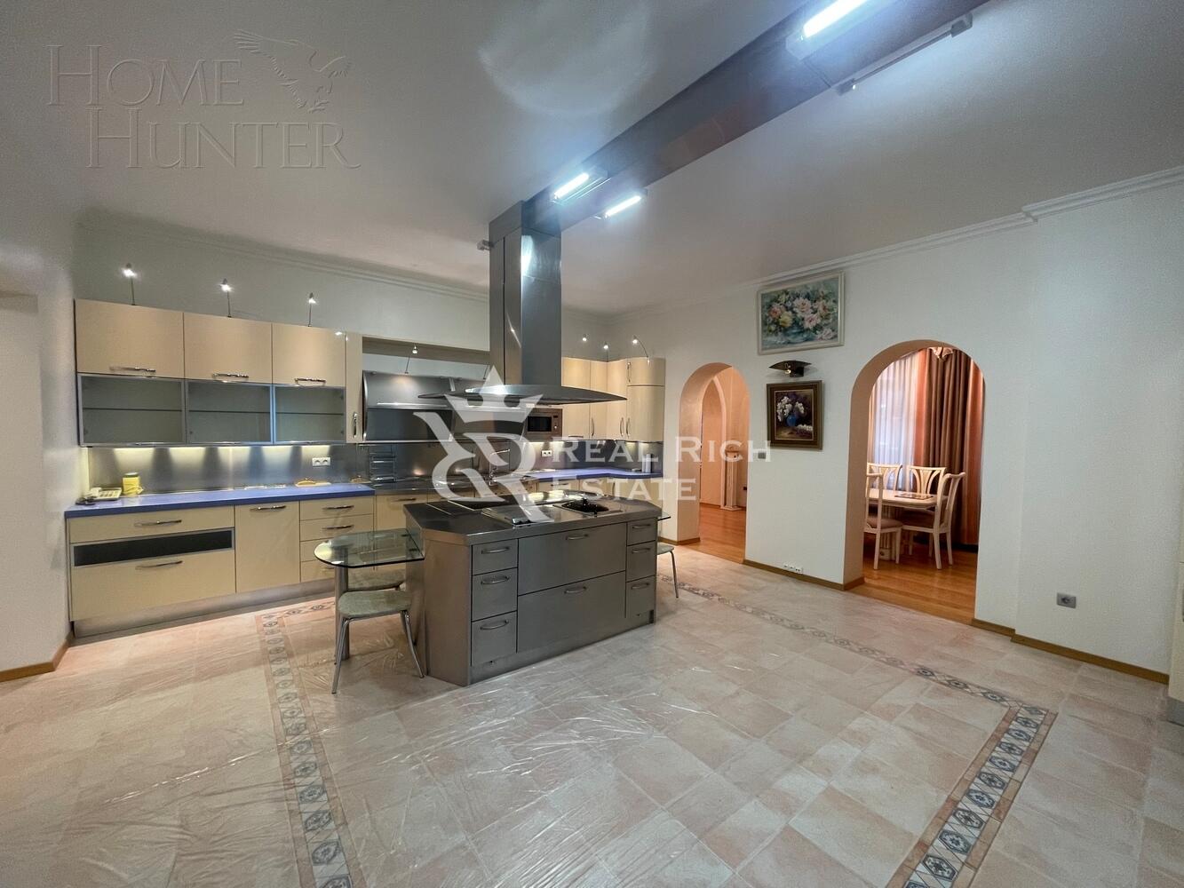 3-этажный коттедж 674 м² с отделкой