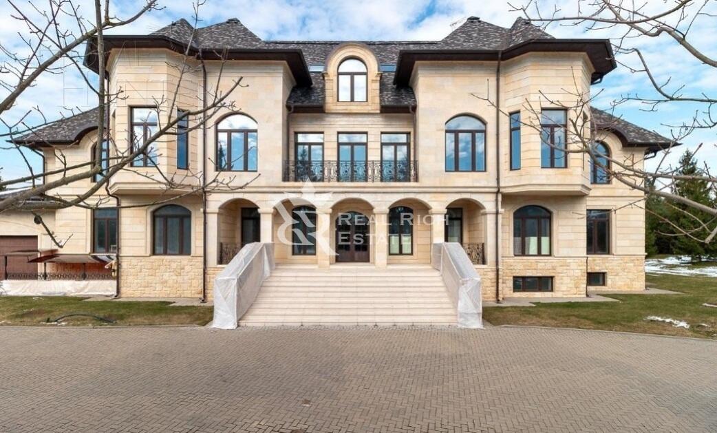 2-этажный коттедж 2 800 м² без отделки