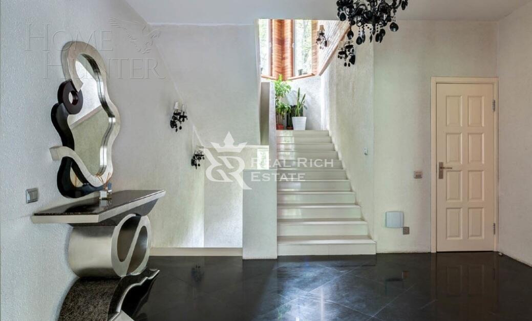 3-этажный коттедж 860 м² с отделкой