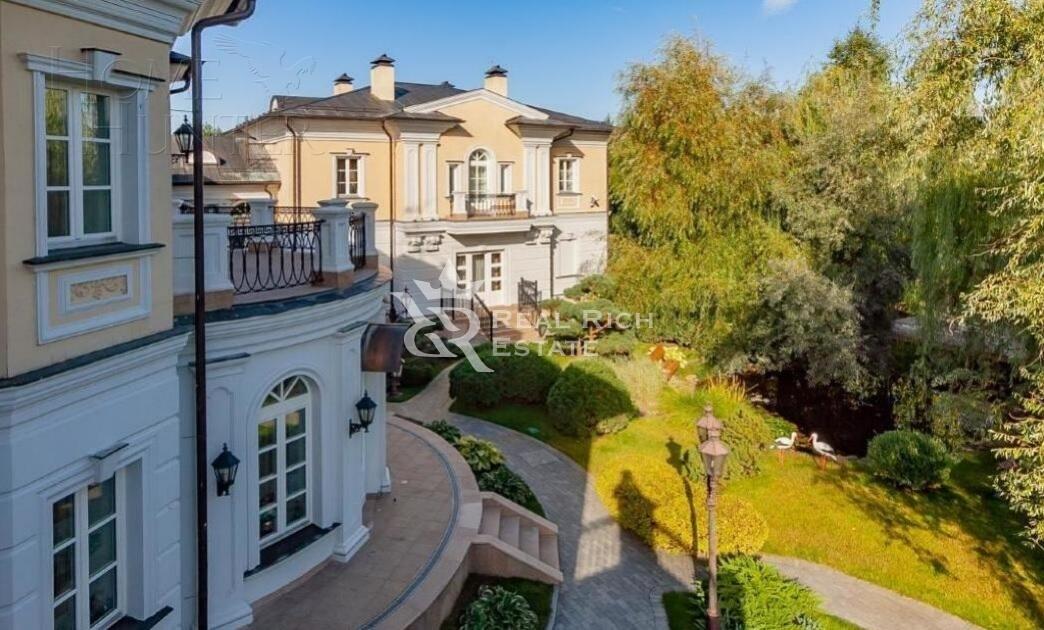 2-этажный коттедж 1 800 м² без отделки