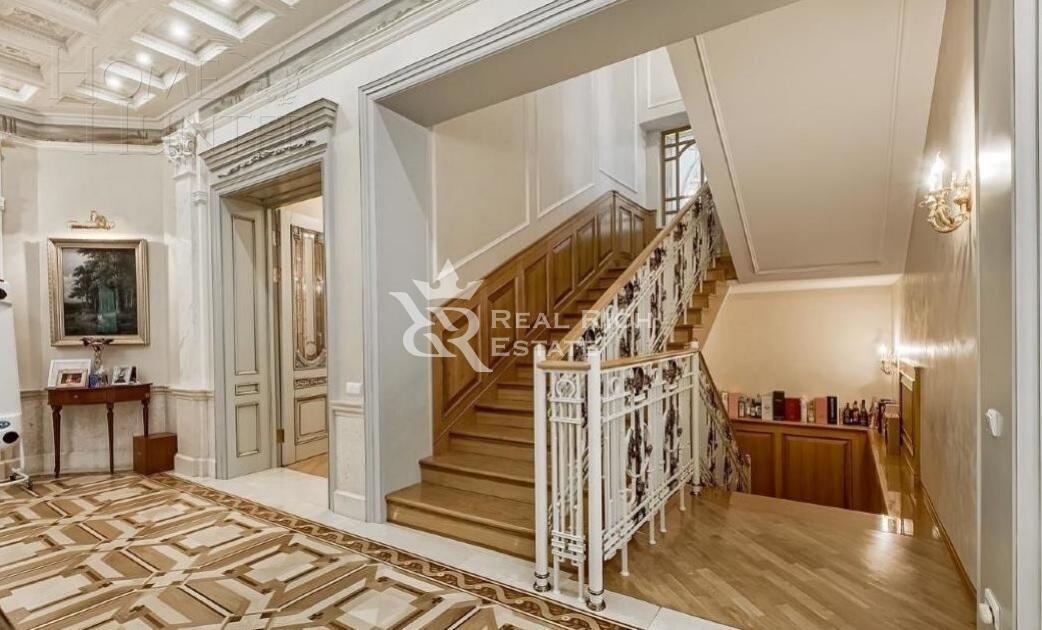 2-этажный коттедж 1 800 м² без отделки