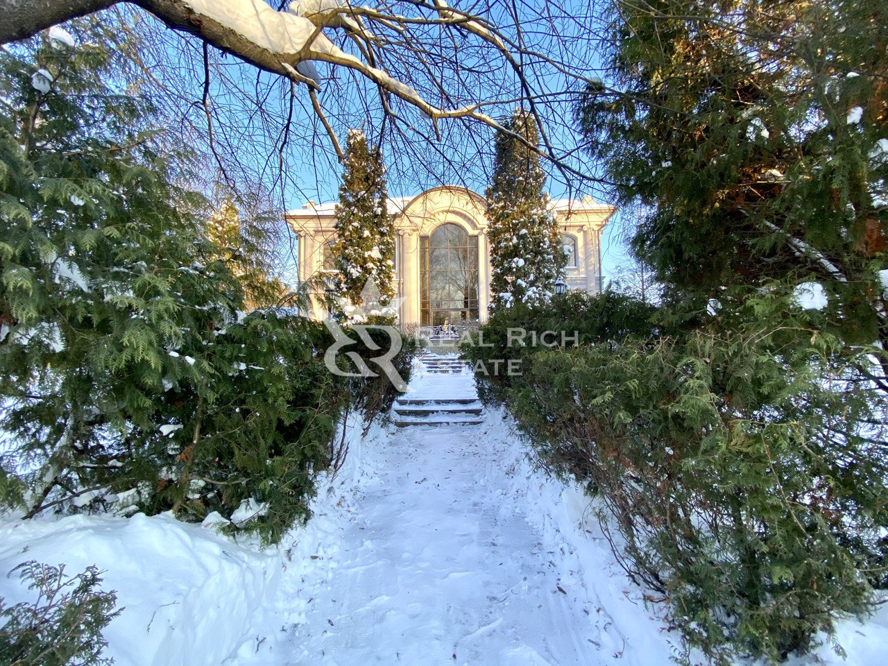 2-этажный коттедж 1 360 м² с отделкой