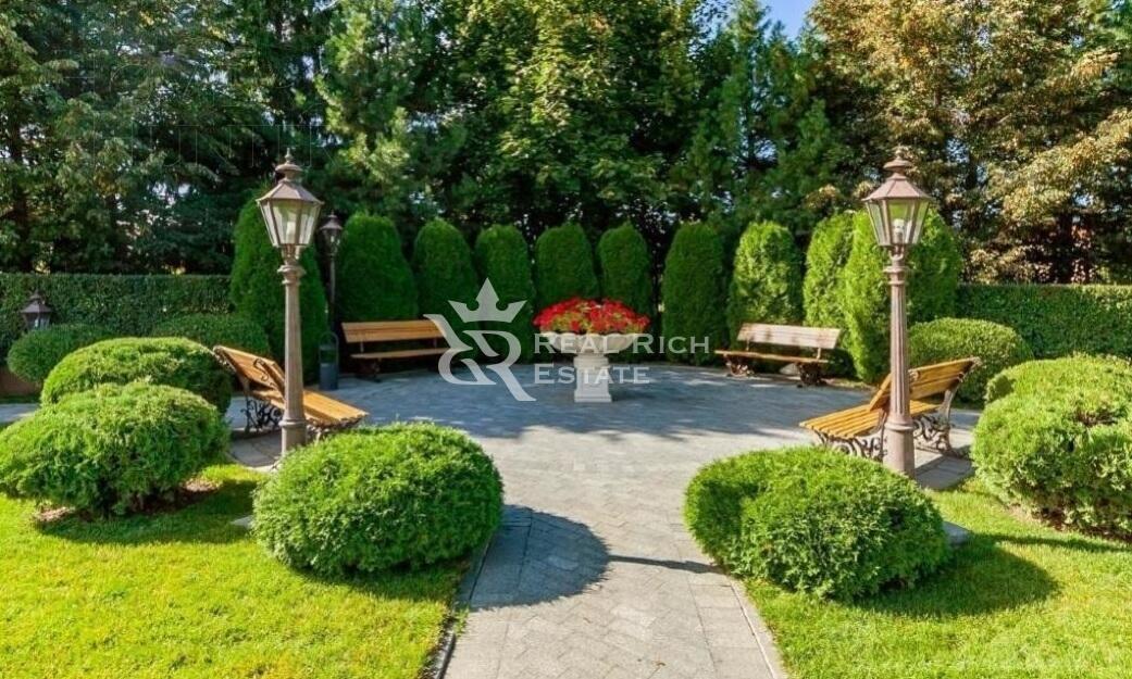 2-этажный коттедж 1 800 м² без отделки