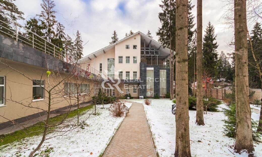 3-этажный коттедж 1 000 м² с отделкой