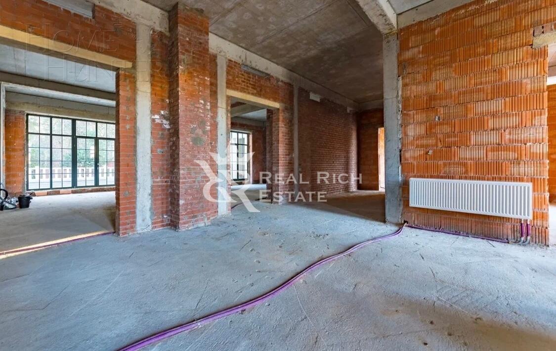 2-этажный коттедж 2 200 м² без отделки