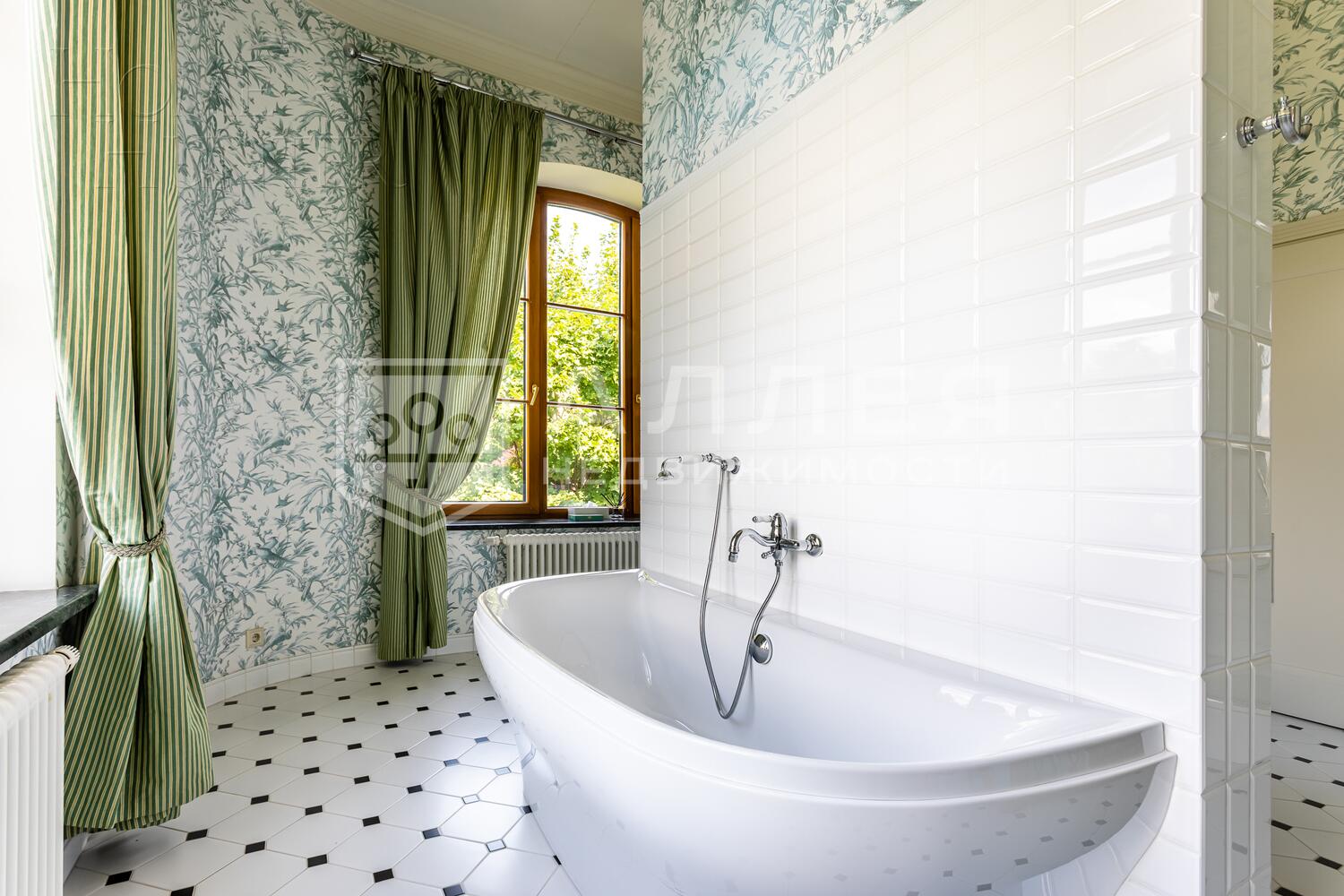 3-этажный коттедж 650 м² с отделкой