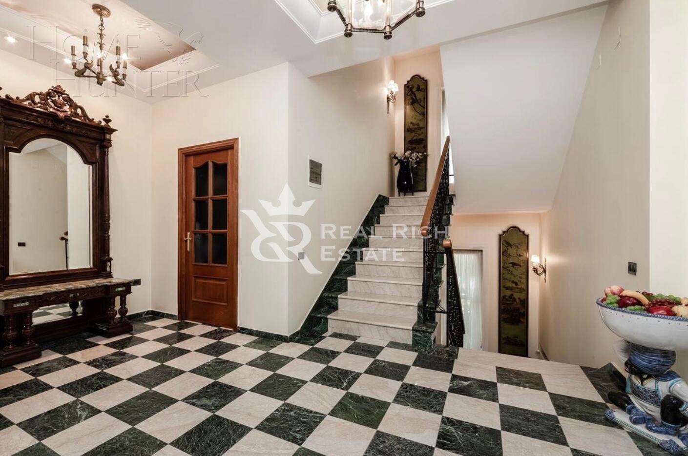 2-этажный коттедж 850 м² с отделкой