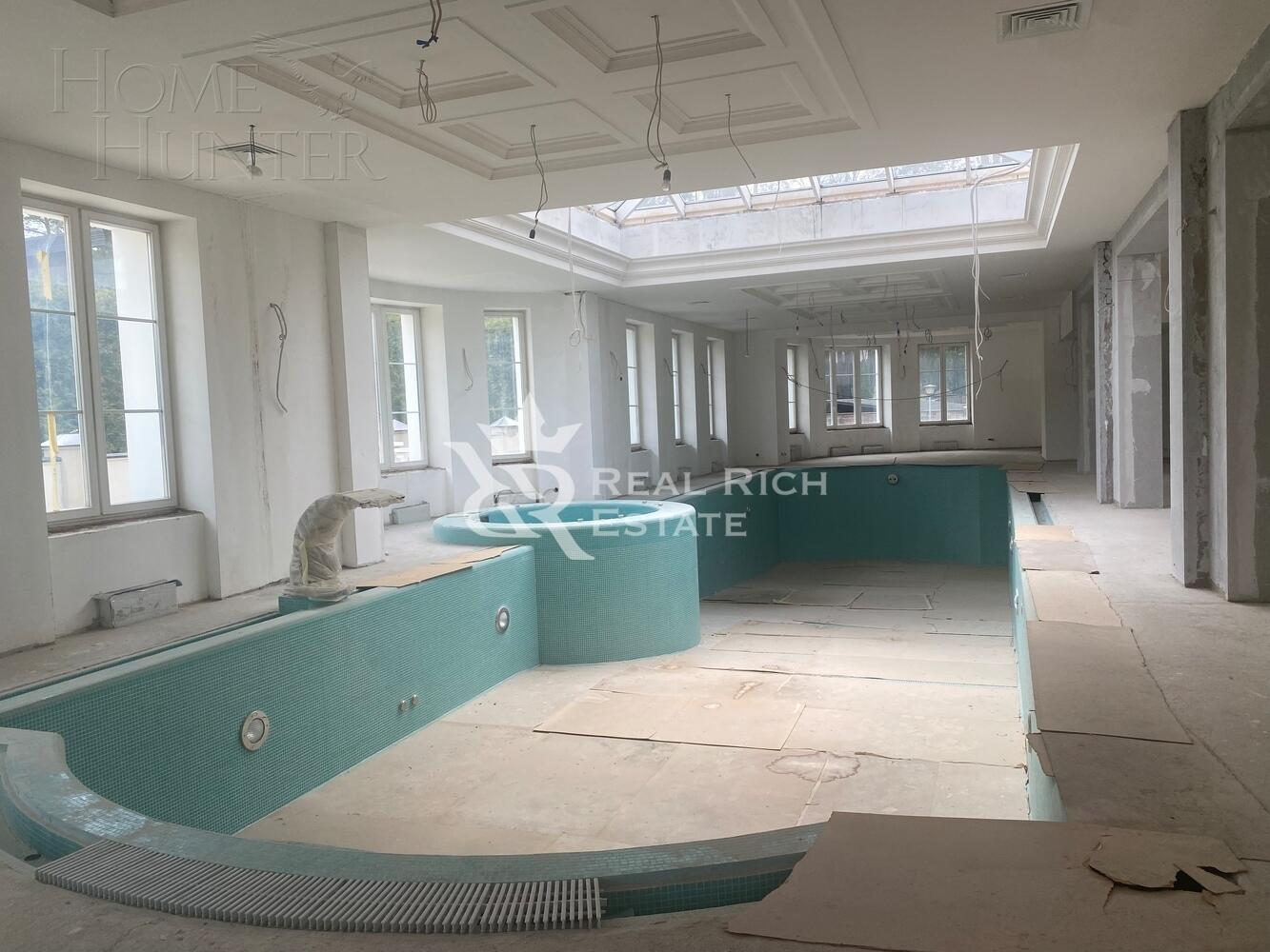 2-этажный коттедж 2 200 м² без отделки