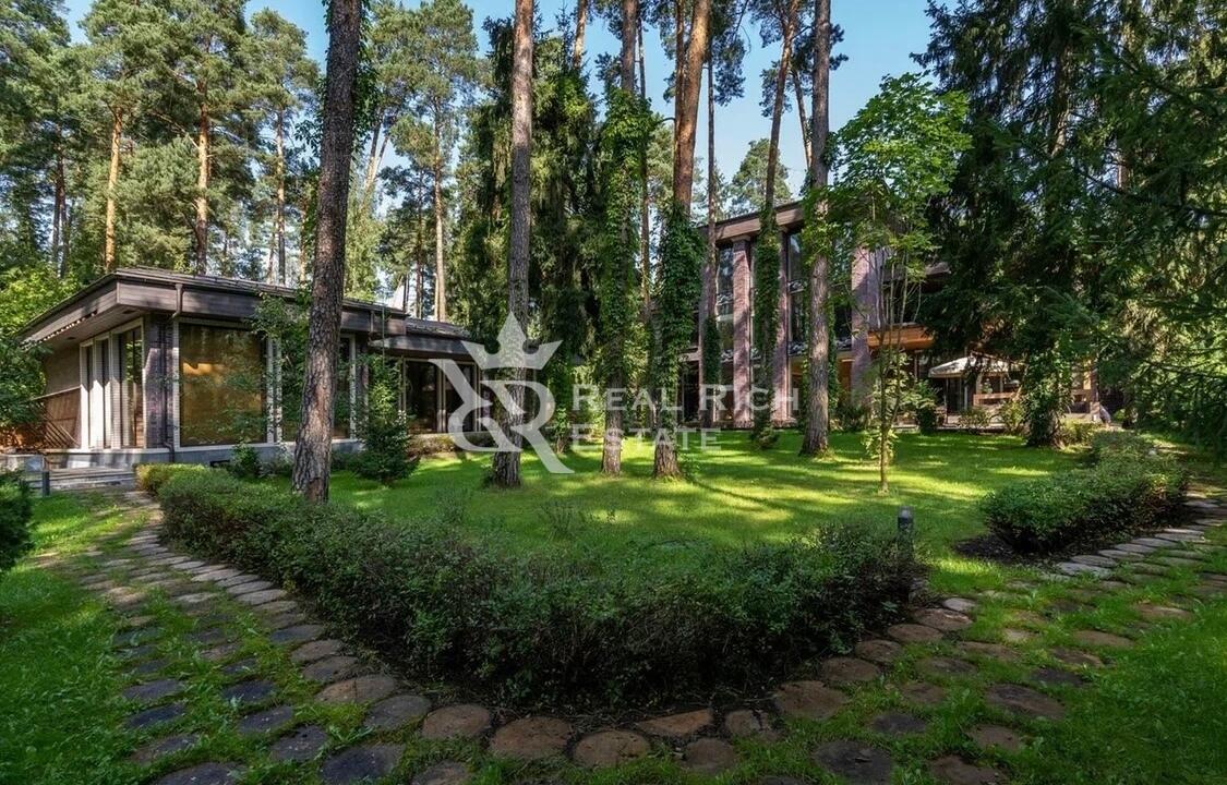 3-этажный коттедж 1 500 м² с отделкой