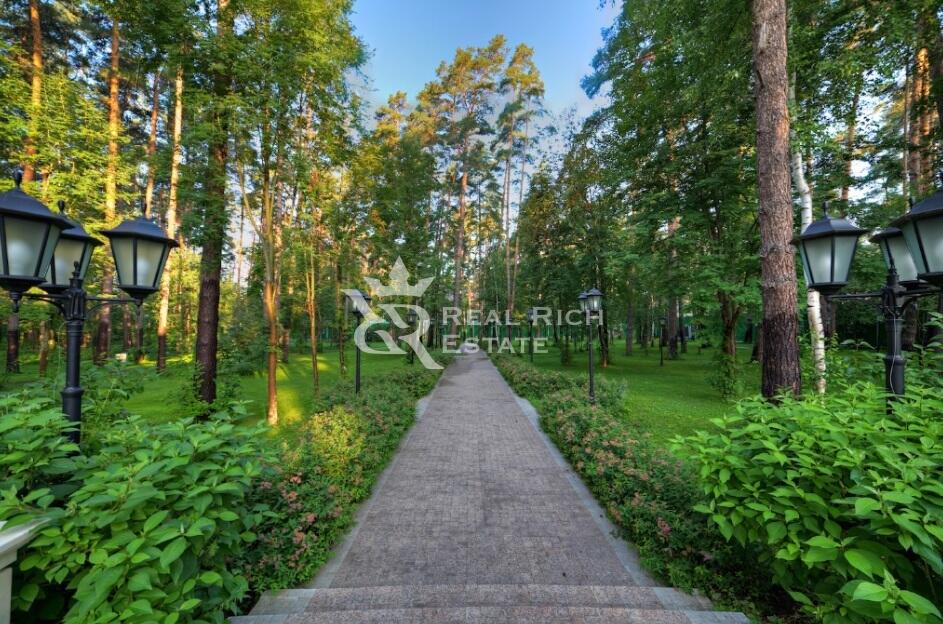 3-этажный коттедж 2 800 м² с отделкой