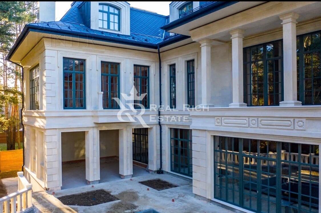 2-этажный коттедж 2 200 м² без отделки