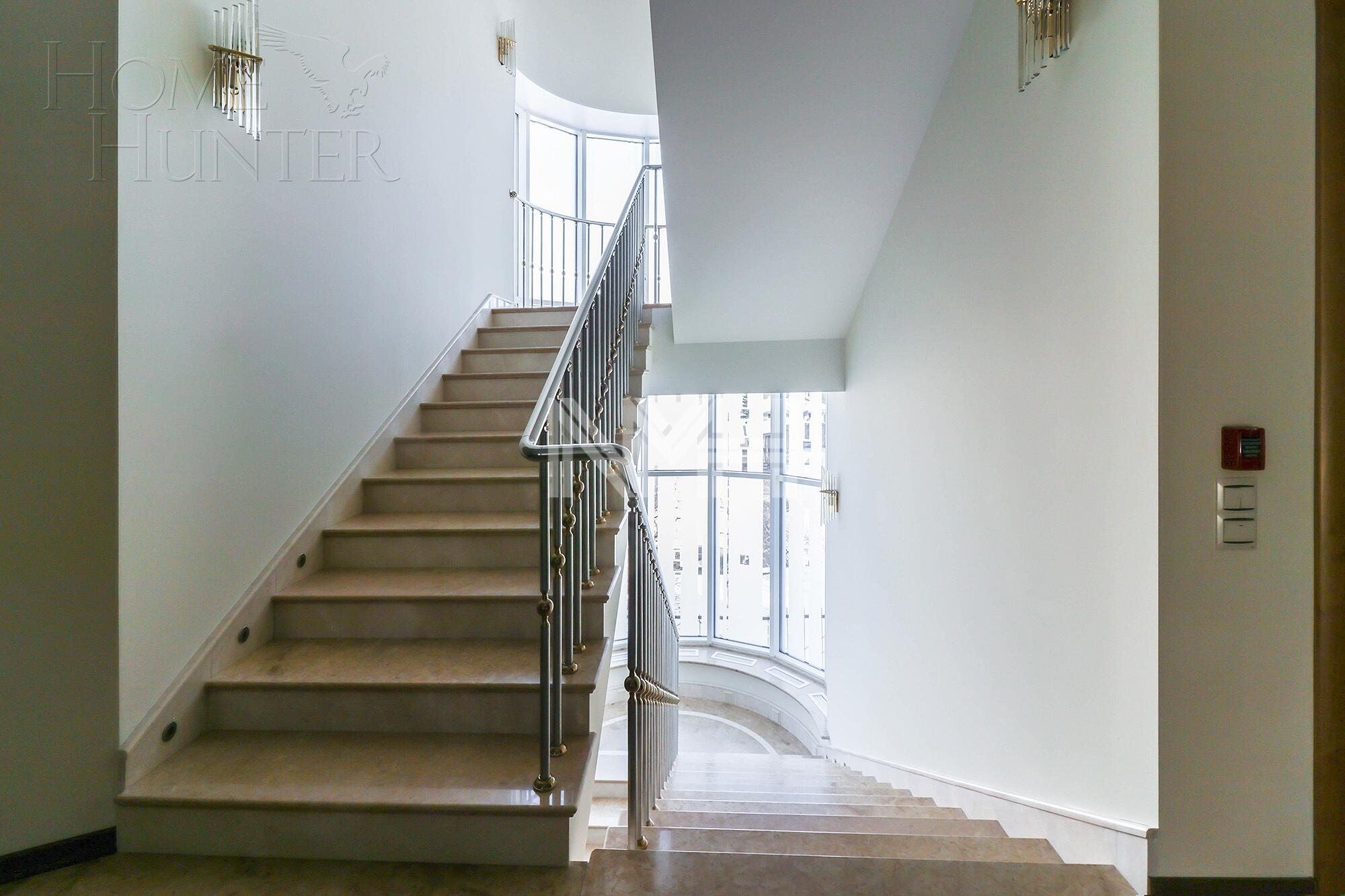 3-этажный коттедж 1 238 м² с отделкой