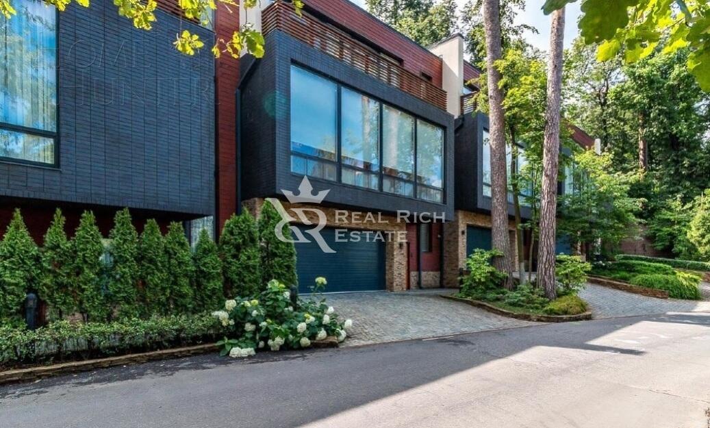 3-этажный таунхаус 340 м² с отделкой