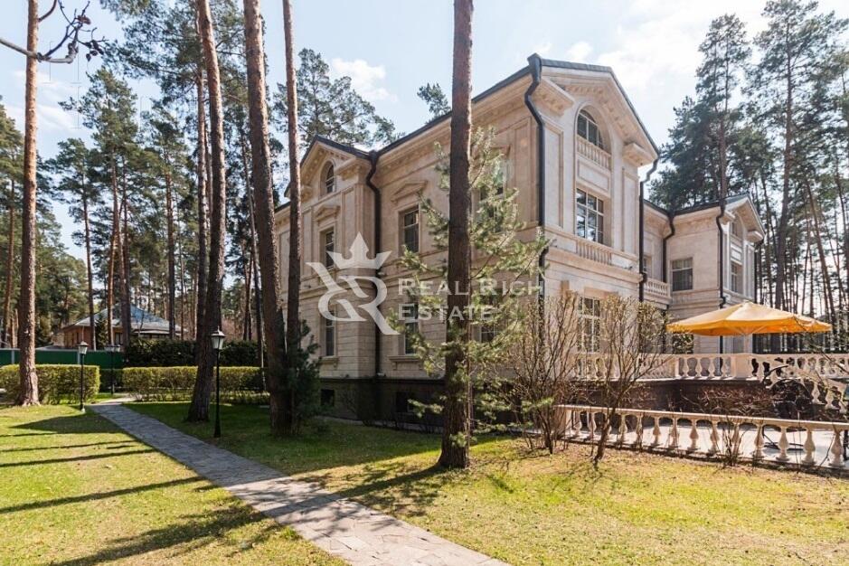 3-этажный коттедж 2 800 м² с отделкой