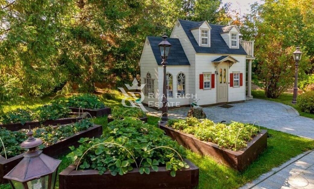 2-этажный коттедж 1 800 м² без отделки