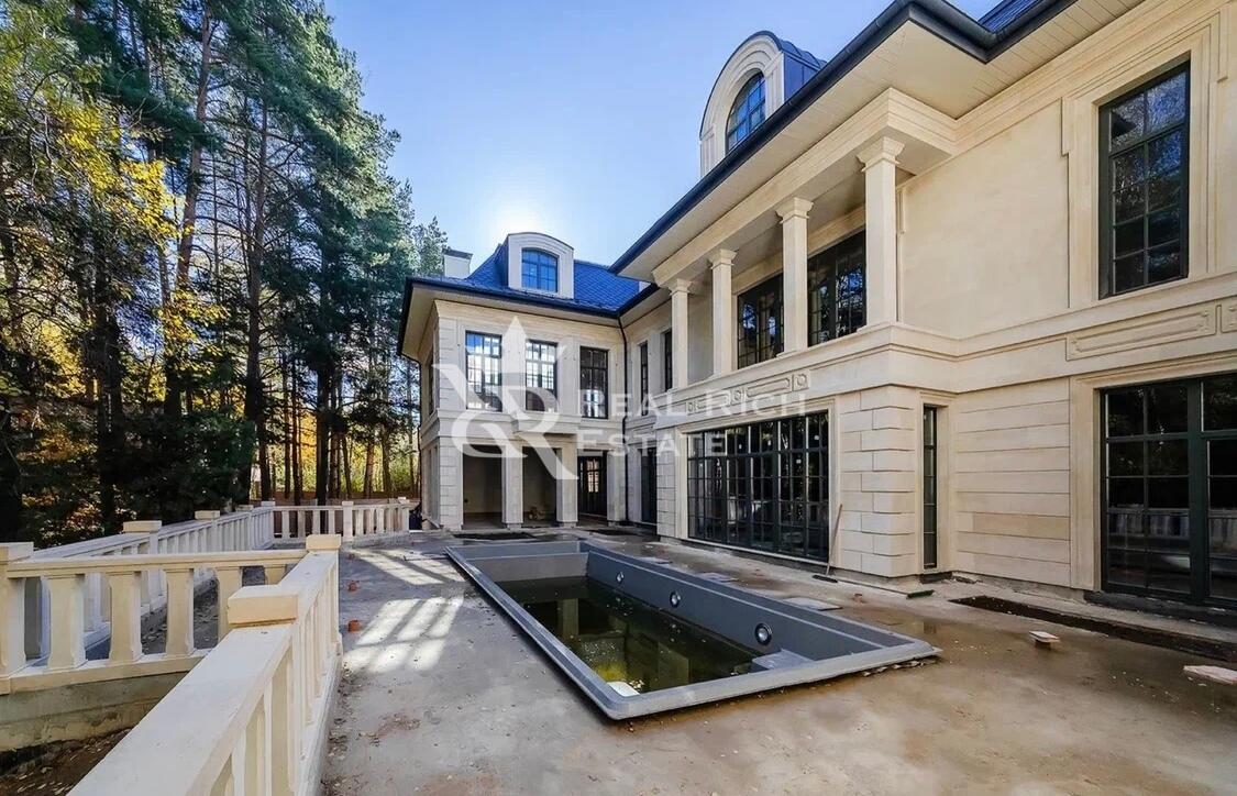 2-этажный коттедж 2 200 м² без отделки