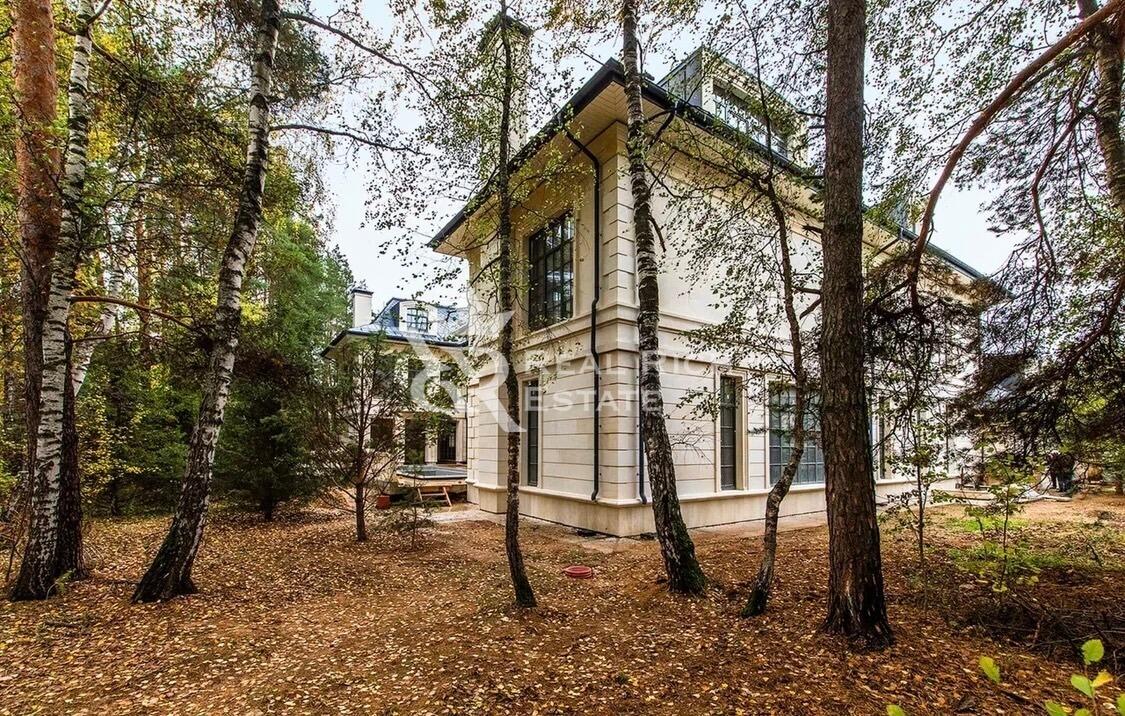 2-этажный коттедж 2 200 м² без отделки