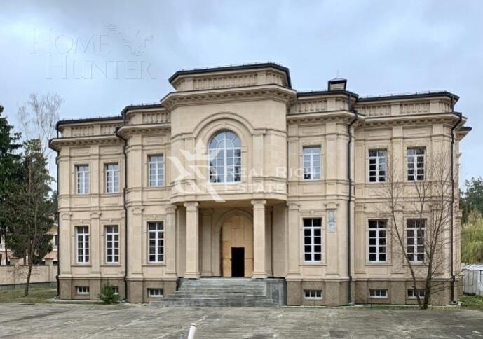 3-этажный коттедж 2 800 м² без отделки