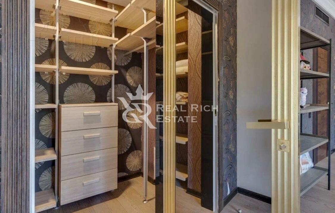 3-этажный коттедж 1 500 м² с отделкой