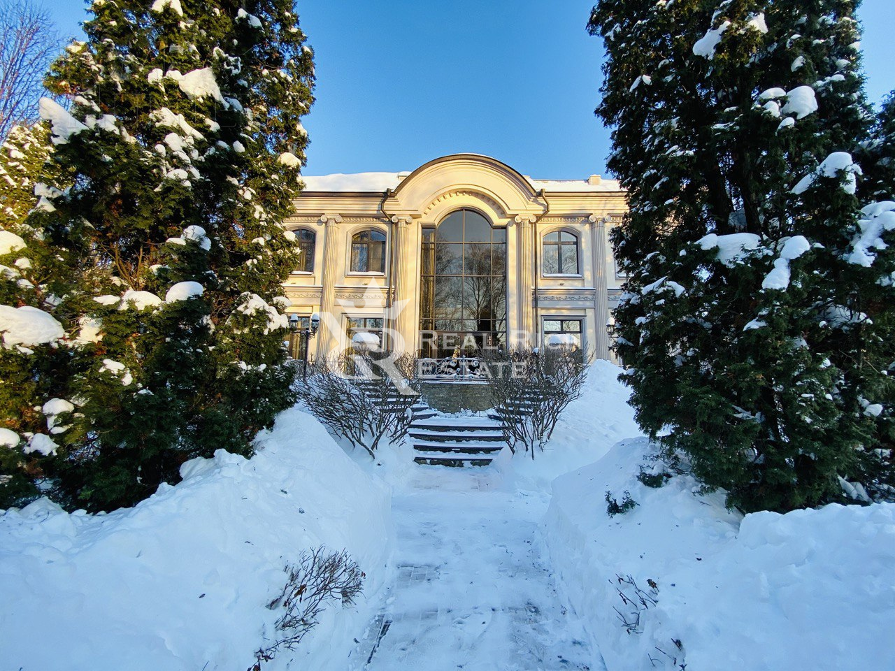 2-этажный коттедж 1 360 м² с отделкой