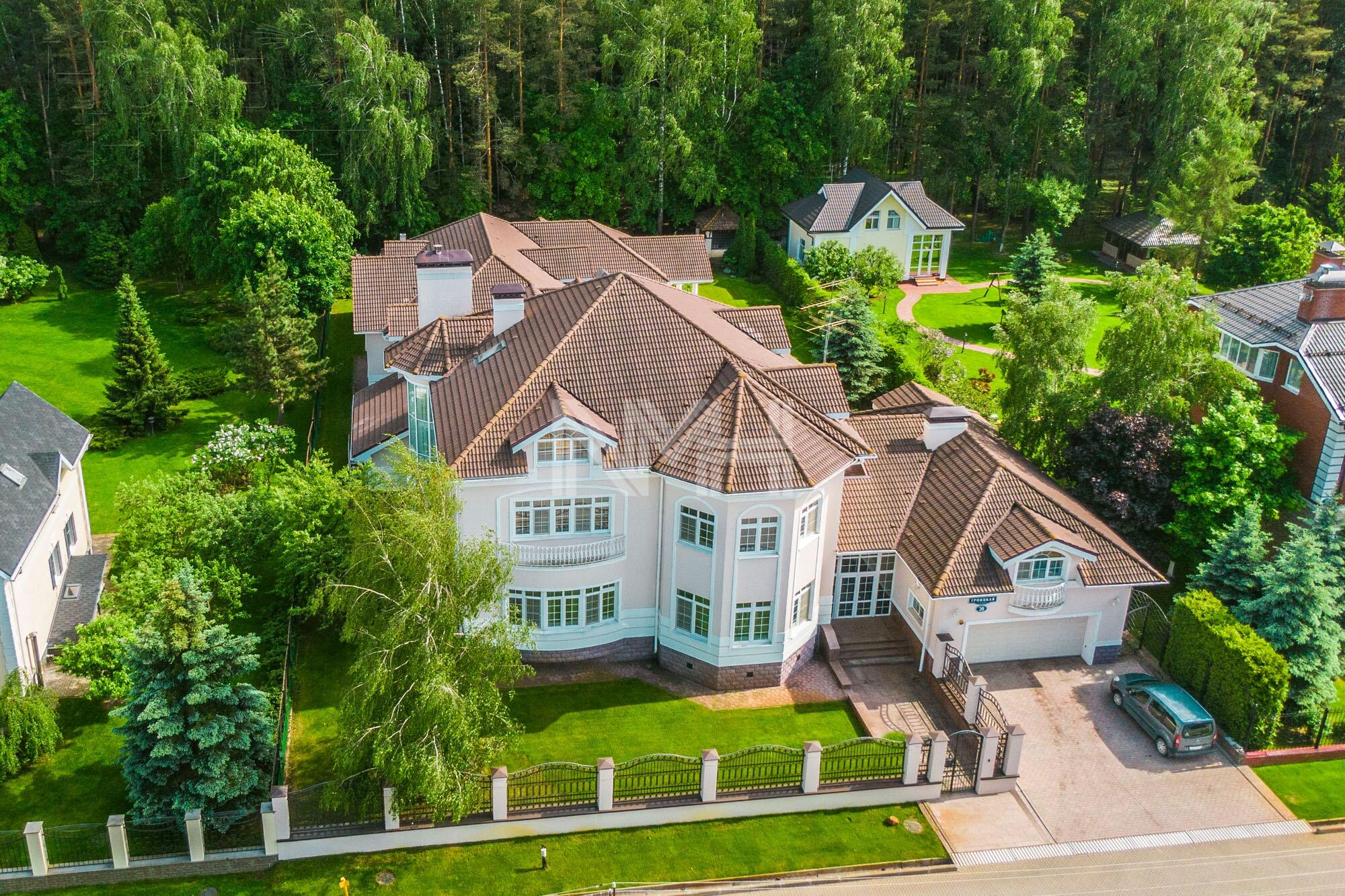 3-этажный коттедж 1 238 м² с отделкой