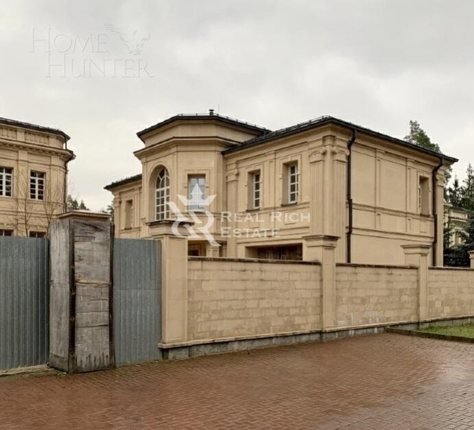 3-этажный коттедж 2 800 м² без отделки