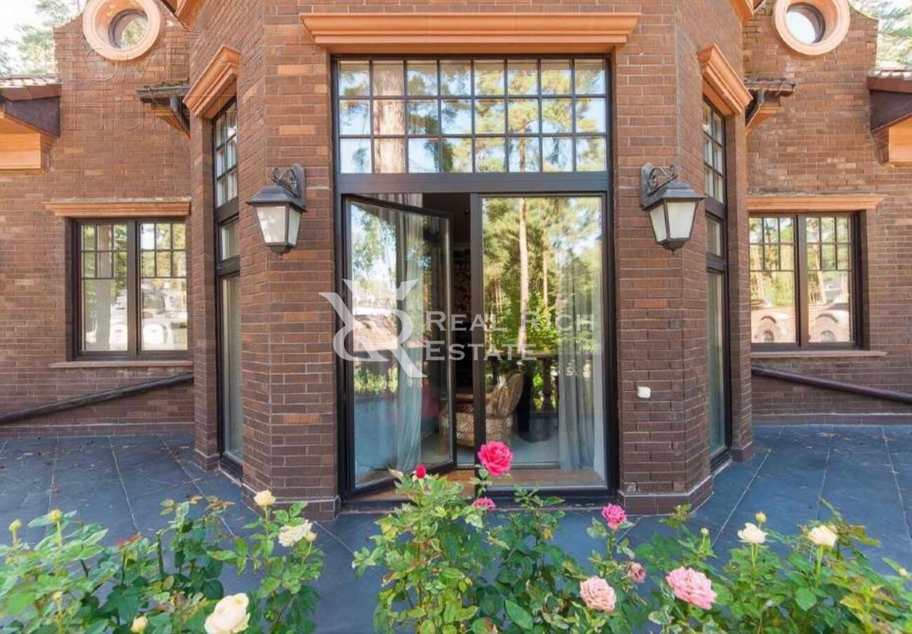 2-этажный коттедж 1 400 м² с отделкой