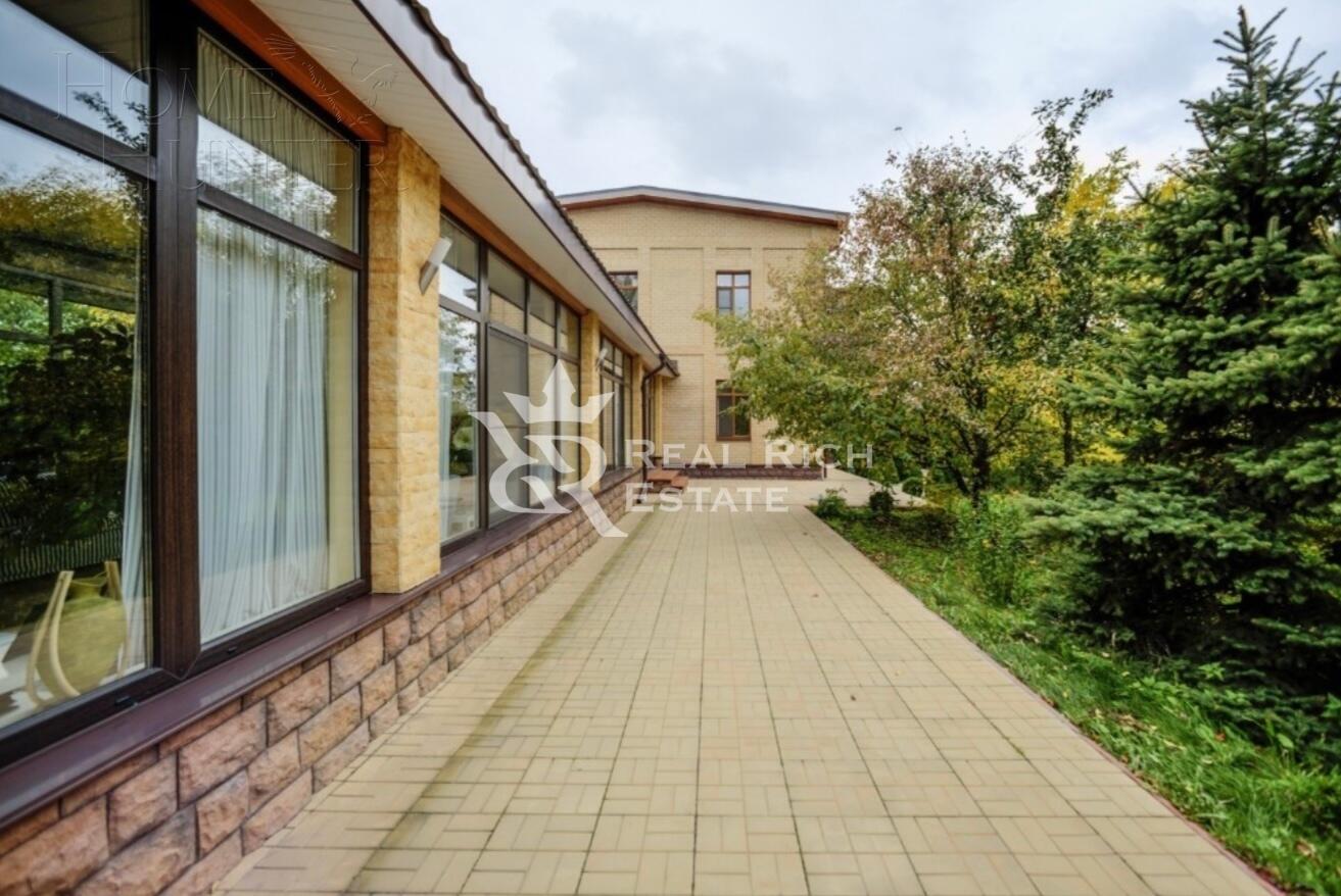 2-этажный коттедж 1 350 м² с отделкой