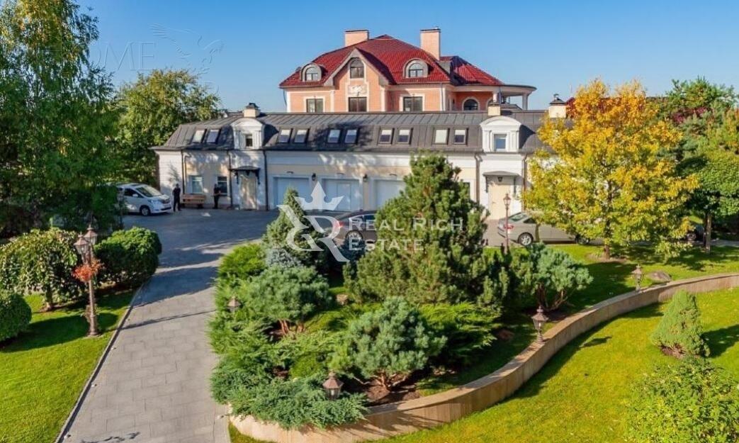 2-этажный коттедж 1 800 м² без отделки