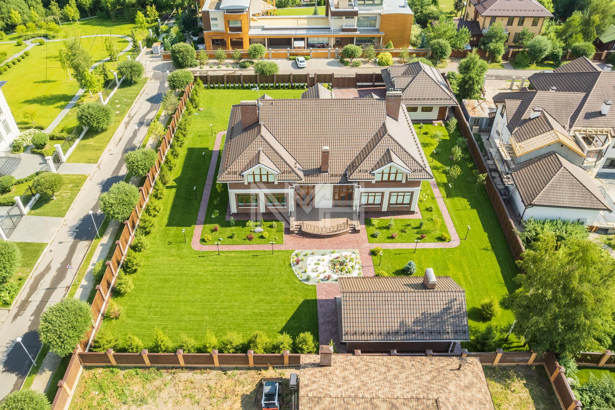 2-этажный коттедж 900 м² с отделкой
