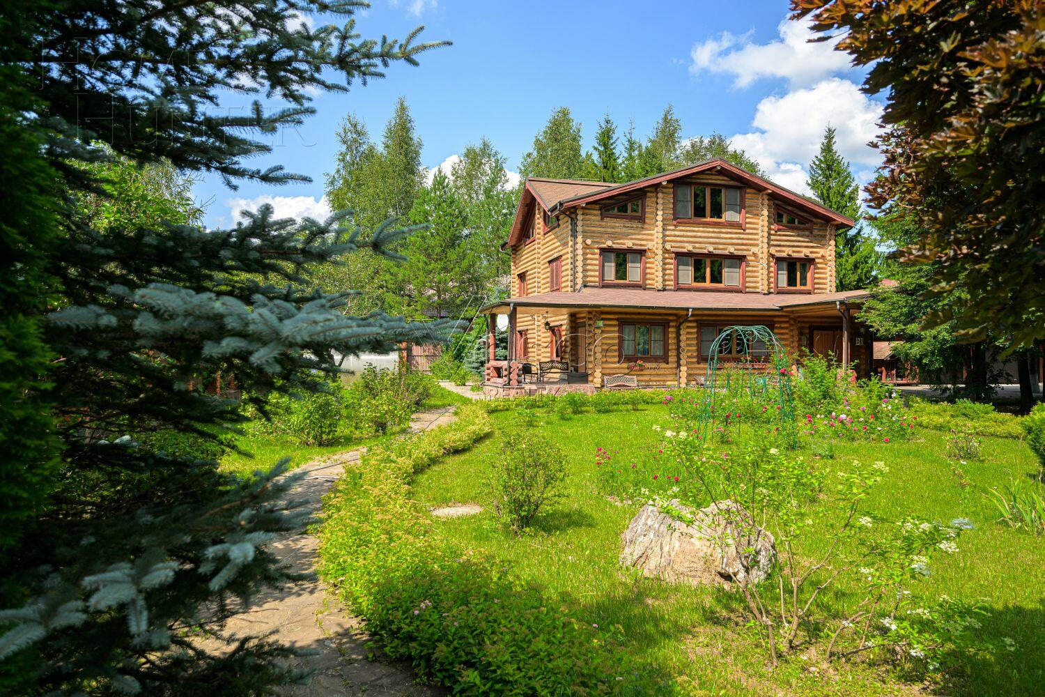 3-этажный коттедж 550 м² с отделкой