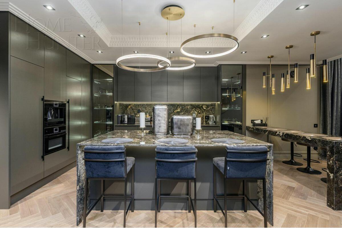 3-этажный коттедж 1 100 м² с отделкой