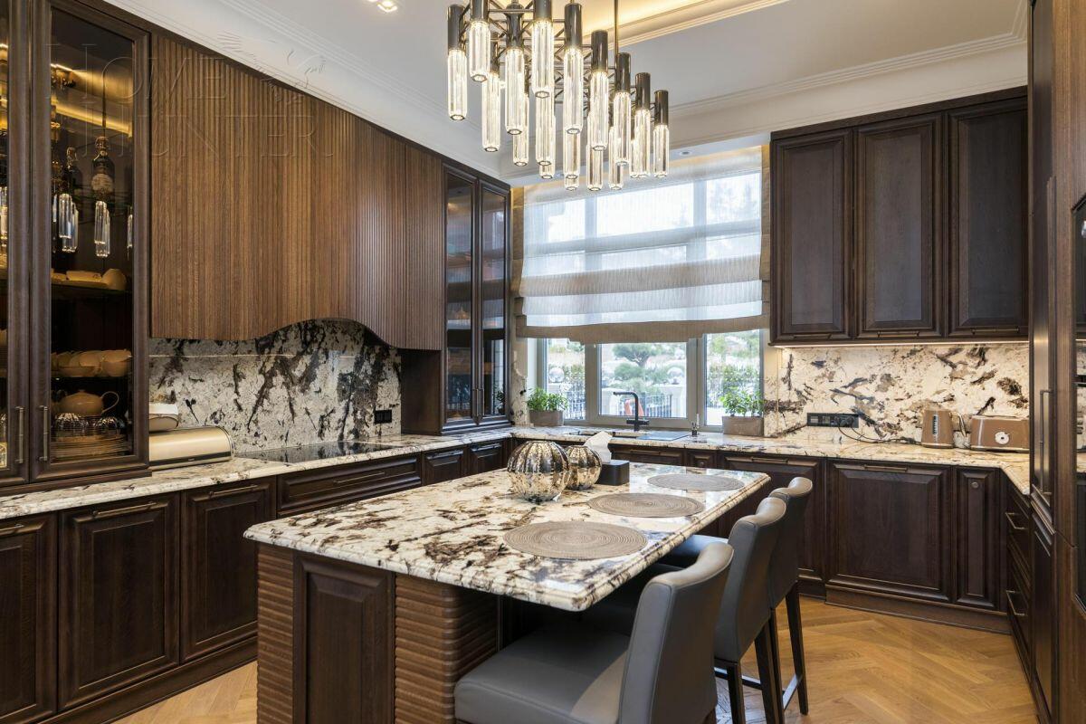 3-этажный коттедж 1 100 м² с отделкой