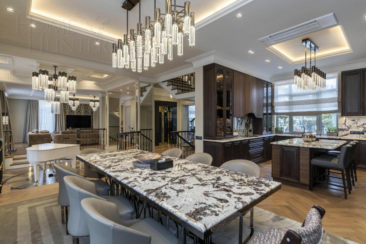 3-этажный коттедж 1 100 м² с отделкой