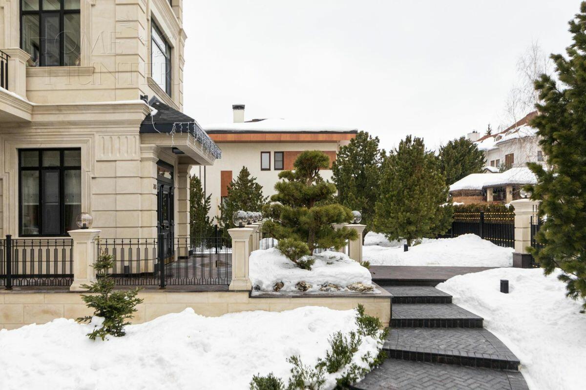 3-этажный коттедж 1 100 м² с отделкой