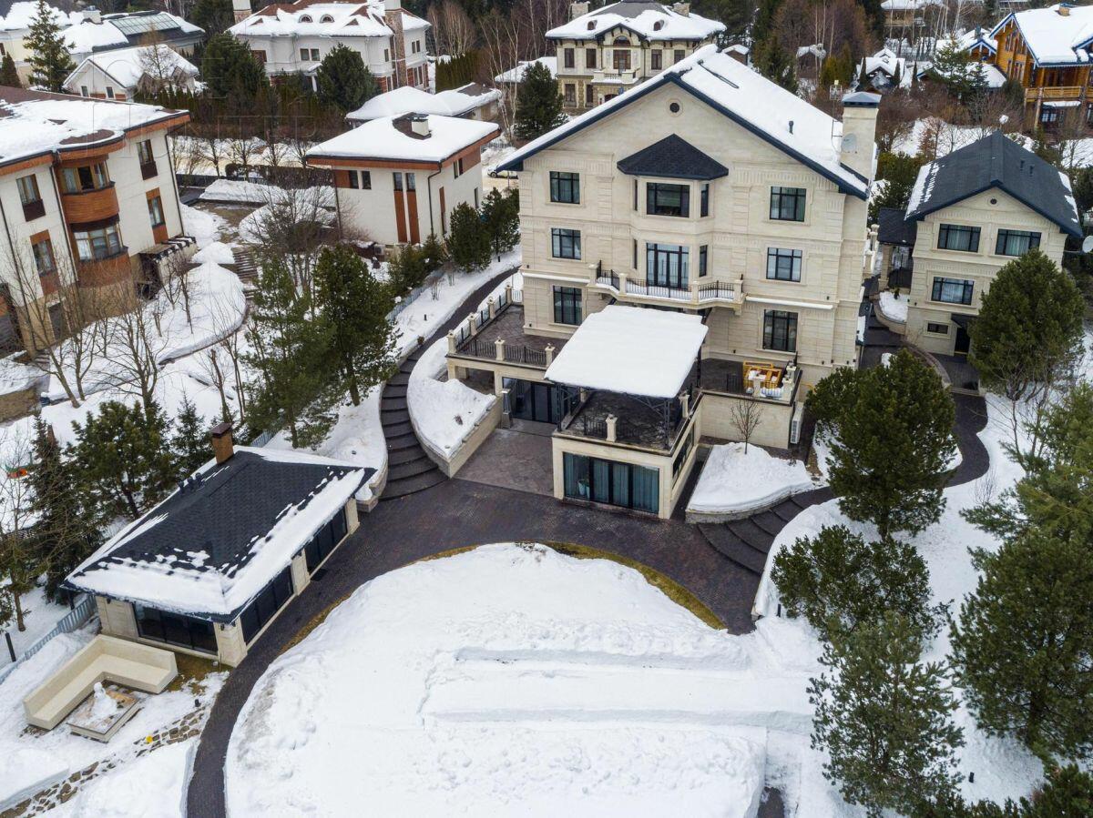 3-этажный коттедж 1 100 м² с отделкой