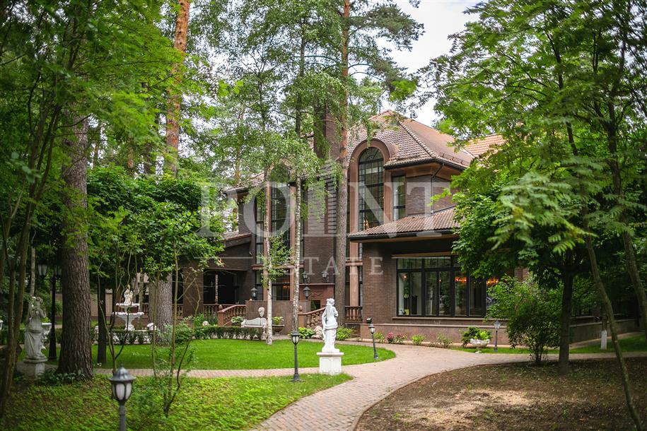 2-этажный коттедж 1 400 м² с отделкой