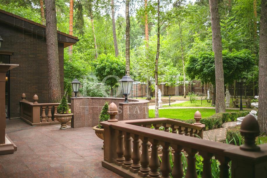 2-этажный коттедж 1 400 м² с отделкой