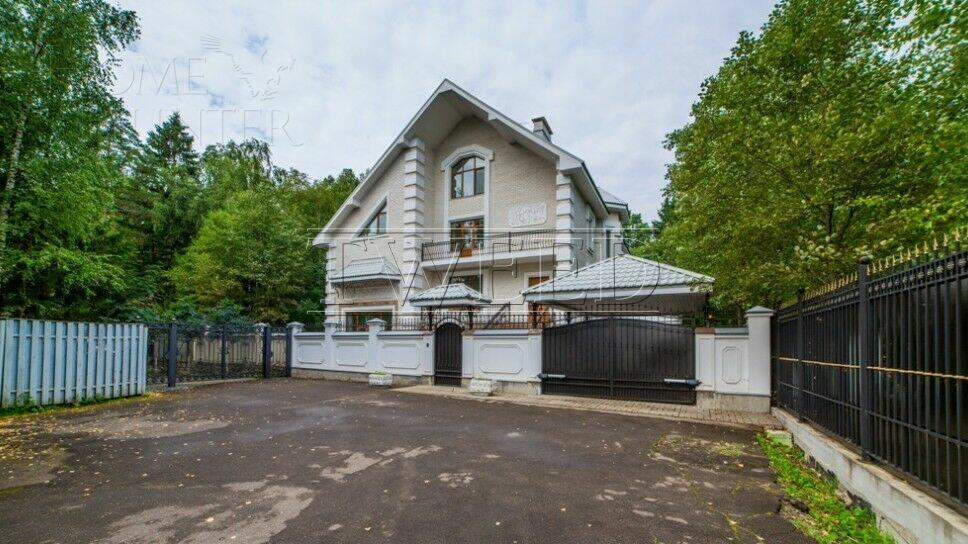 3-этажный коттедж 700 м² с отделкой