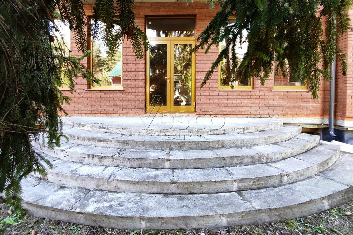 2-этажный коттедж 1 100 м² без отделки