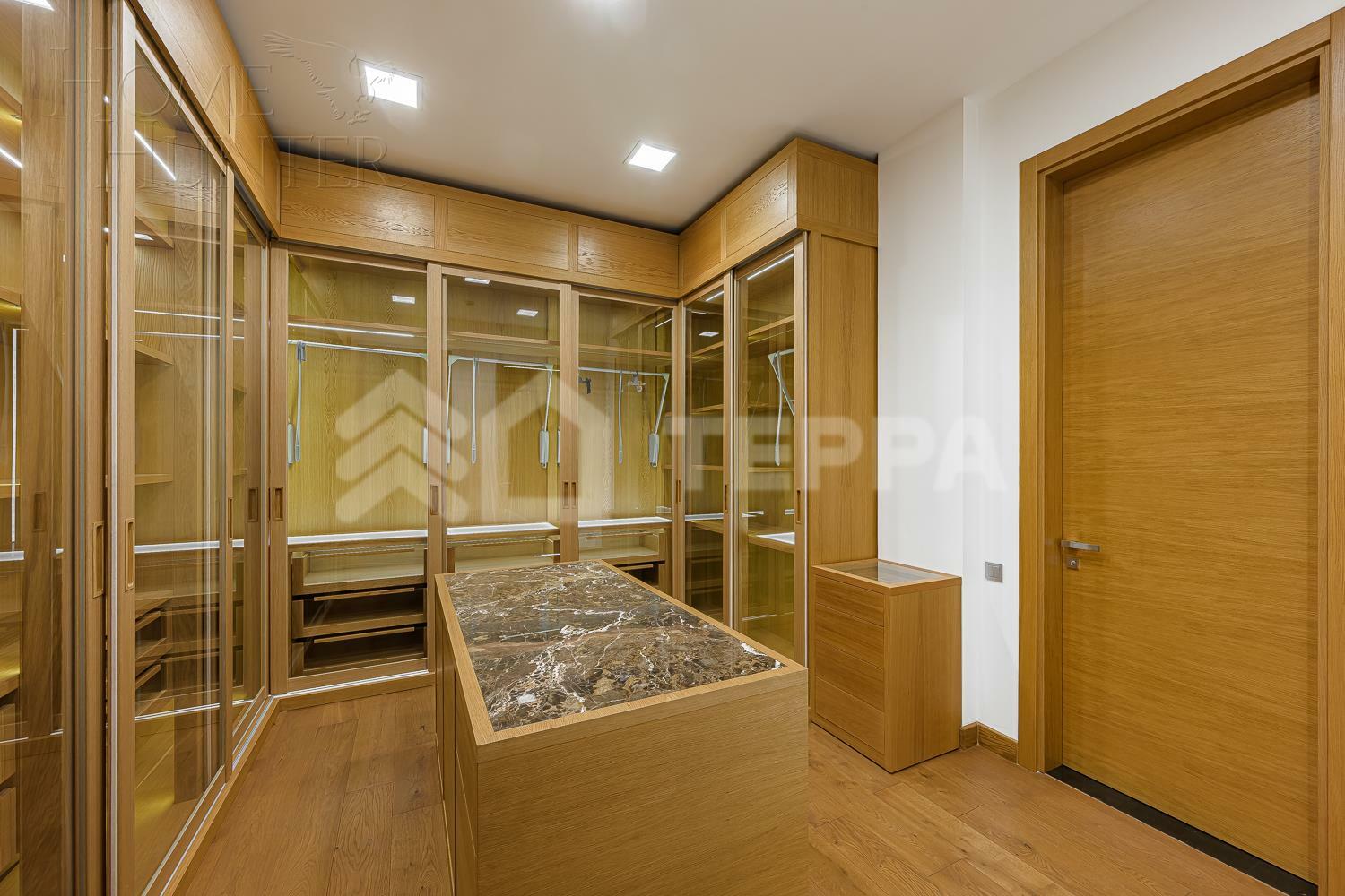 2-этажный коттедж 1 365 м² с отделкой