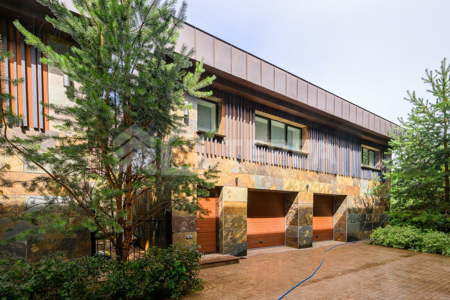 2-этажный коттедж 1 365 м² с отделкой