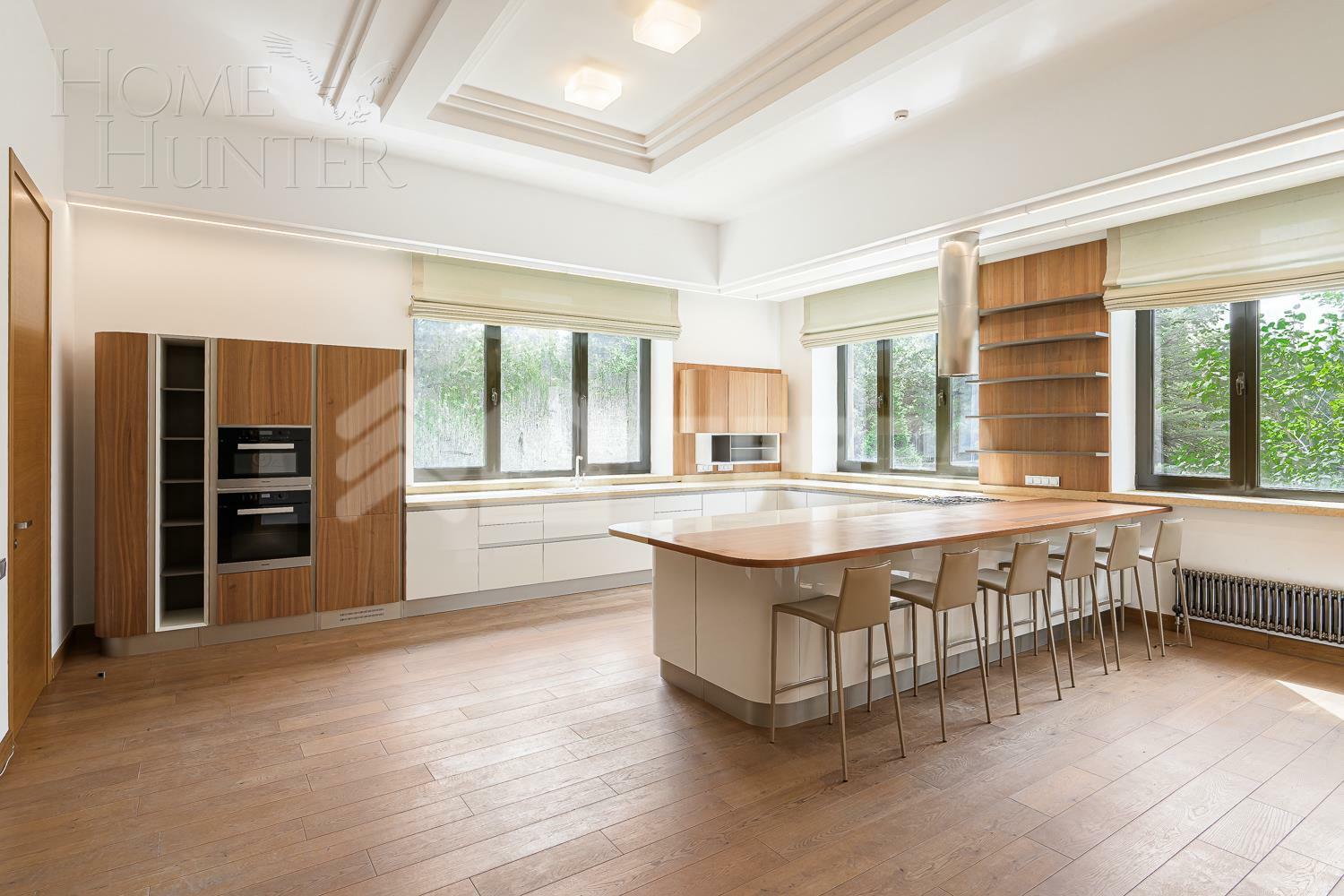 2-этажный коттедж 1 365 м² с отделкой