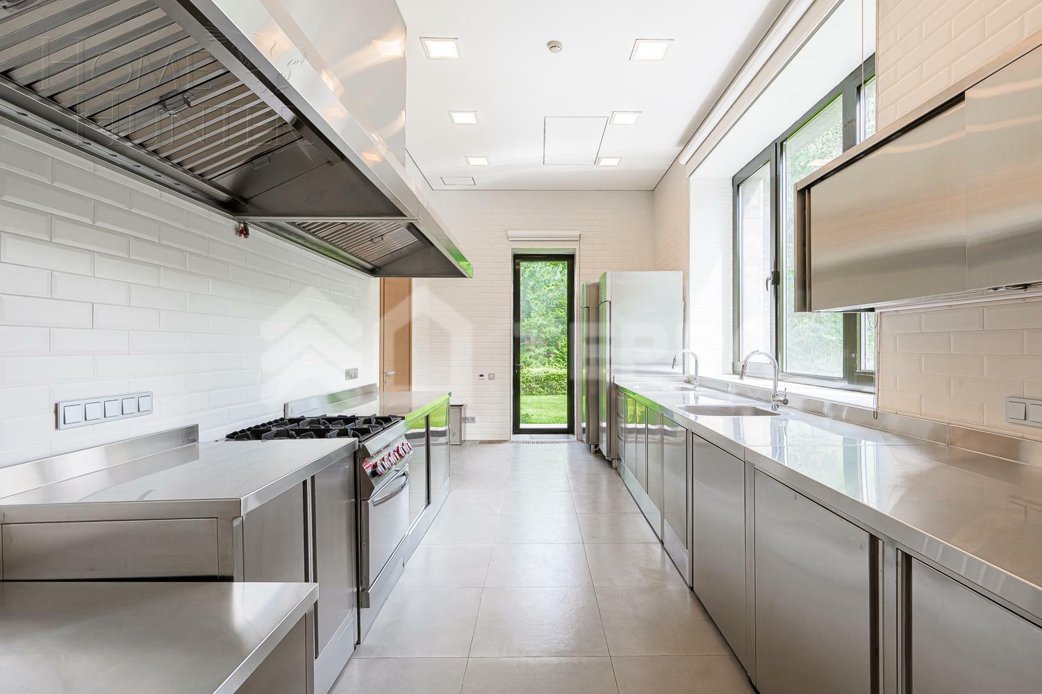 2-этажный коттедж 1 365 м² с отделкой