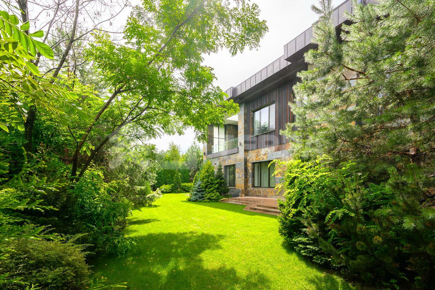 2-этажный коттедж 1 365 м² с отделкой