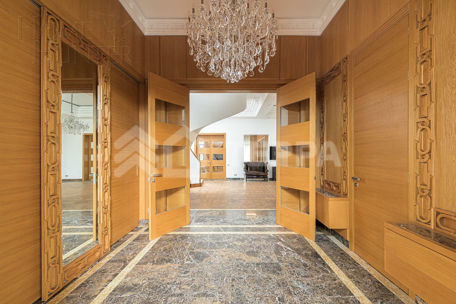 2-этажный коттедж 1 365 м² с отделкой