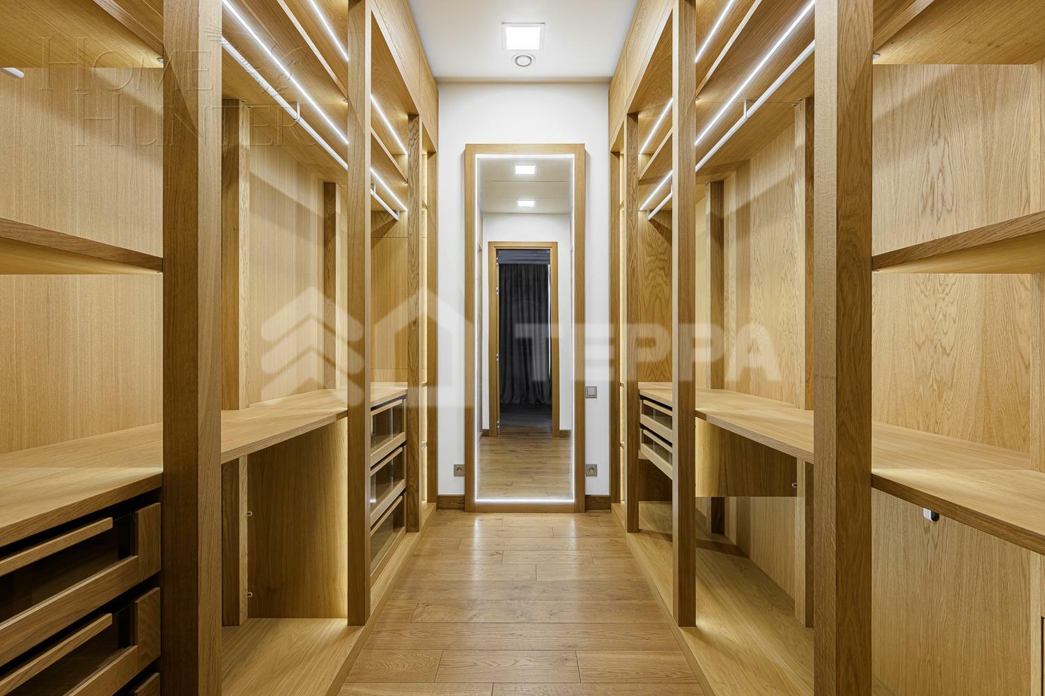 2-этажный коттедж 1 365 м² с отделкой