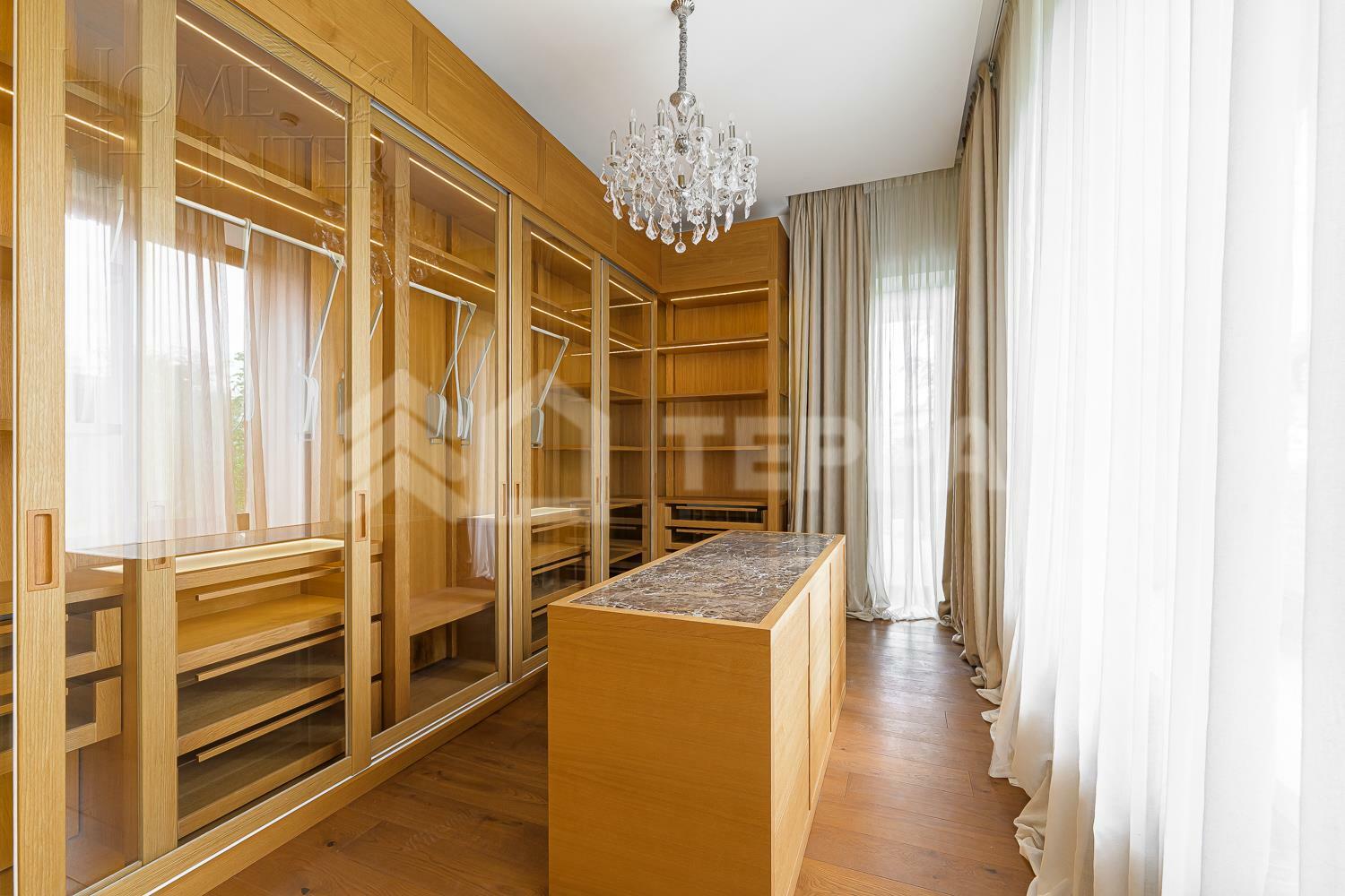 2-этажный коттедж 1 365 м² с отделкой