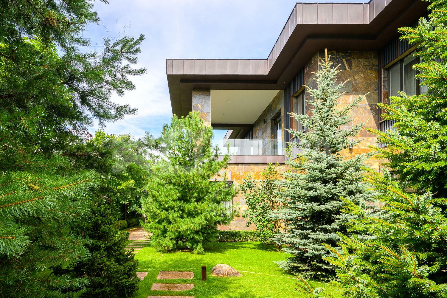 2-этажный коттедж 1 365 м² с отделкой